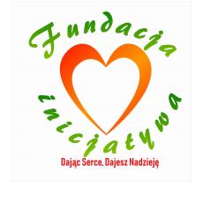 Logo - pomarańczowe serce nad nim zielony napis fundacja pod sercem napis inicjatywa jpg