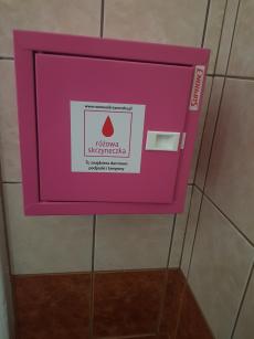 różowa skrzynia zawieszona na scianie
