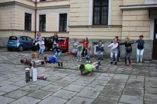 wychowankowie-i-pracownicy-domu-dziecka-w-cieszynie-robiacy-pompki-i-przysiady-przed-budynkiem-na-akcje-na-gaszyn-chalange.jpg