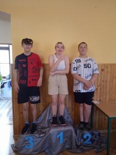 Wychowankowie odbierający nagrodę za udział w Turnieju