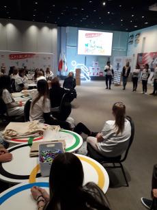 wychowankowie w czasie słuchania prelekcji dotyczącej sportów olimpijskich