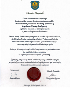 zdjecie-przedstawia-zyczenia-na-dzien-pracownika-socjalnego-od-starosty-cieszynskiego-oraz-wicestarosty-na-bialym-tle-z-logiem-powiatu-cieszynskiego-orla-ksiestwa-cieszynskiego.png