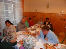 Zdjęcie spotkania z emerytami - byłymi pracownikami Domu Dziecka - siedzącymi przy stole na jadalni w Domu Dziecka w Cieszynie.JPG