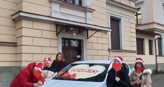 dyrektor-placowki-wraz-z-wychowankami-na-tle-otrzymanego-samochodu.jpg