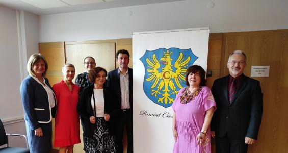 goscie-ze-stuttgartu-wraz-z-przedstawicielami-powiatu-oraz-pania-dyrektor.jpg