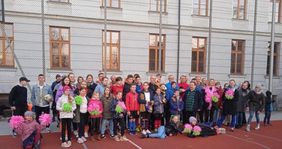 grupa-dzieci-nauczycieli-wychowawcow-i-rodzicow-pozuje-do-zdjecia-na-tle-szkoly-podstawowej-nr-1-w-cieszynie.jpg