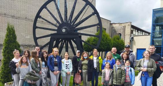 zdjecie-przedstawia-wychowankow-oraz-kadre-pedagogiczna-pod-kopalnia-guido.jpg